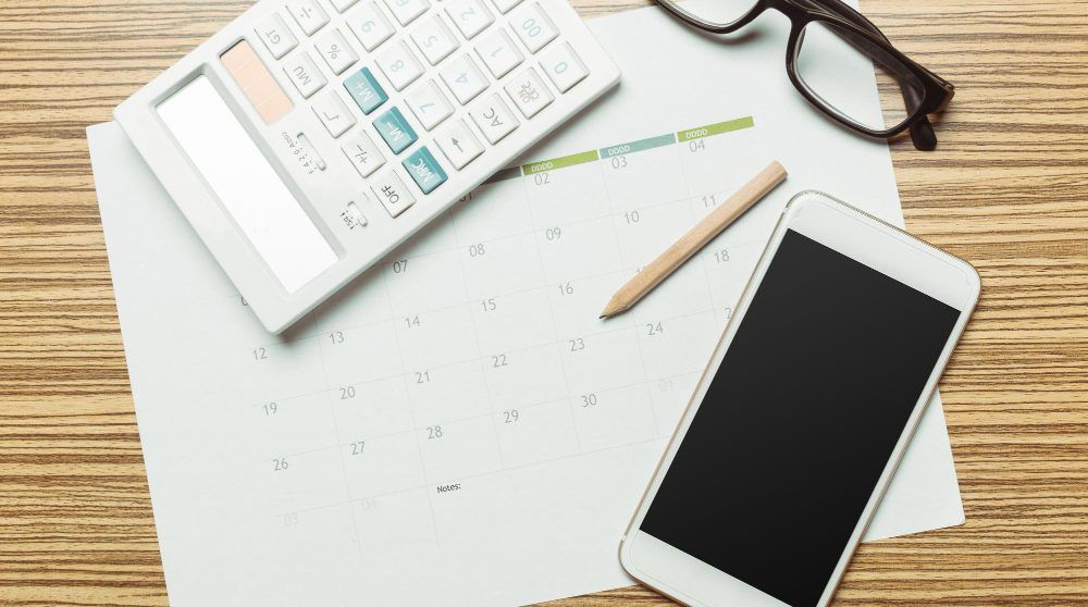 presupuesto y calendario en la creación de un brief